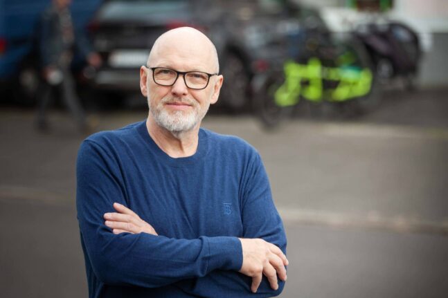 Mann blauer Pullover