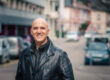 Mann in Lederjacke