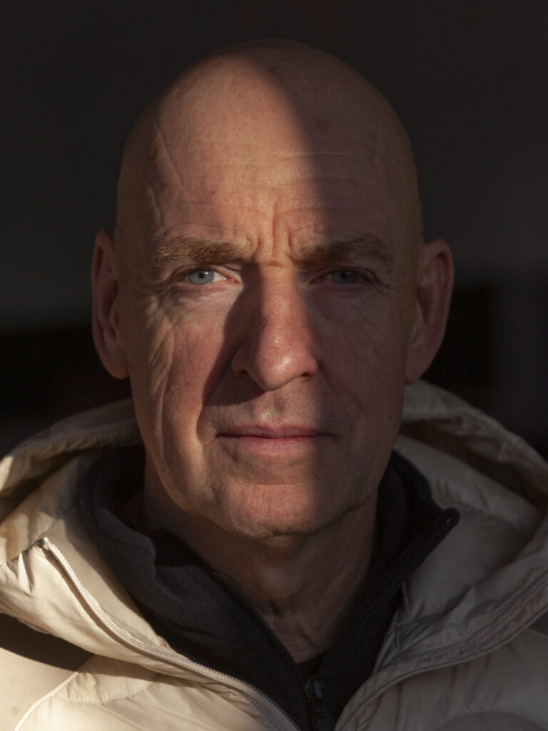 Portrait Mann im Sonnenstreiflicht