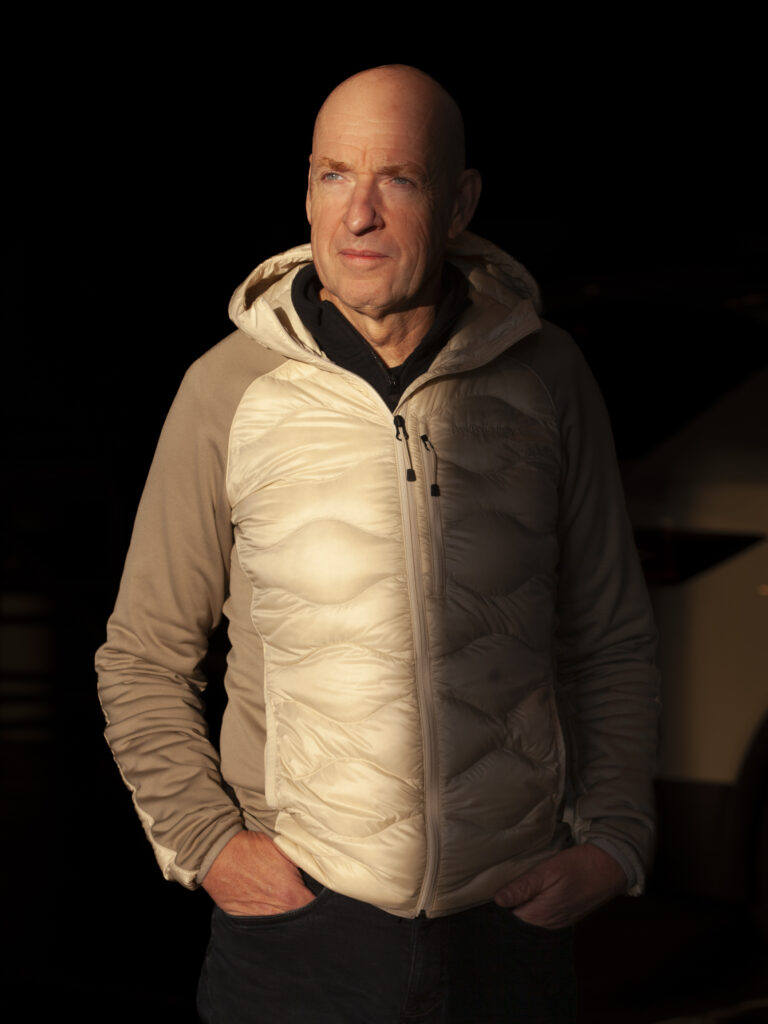 Portrait Mann im Sonnenstreiflicht